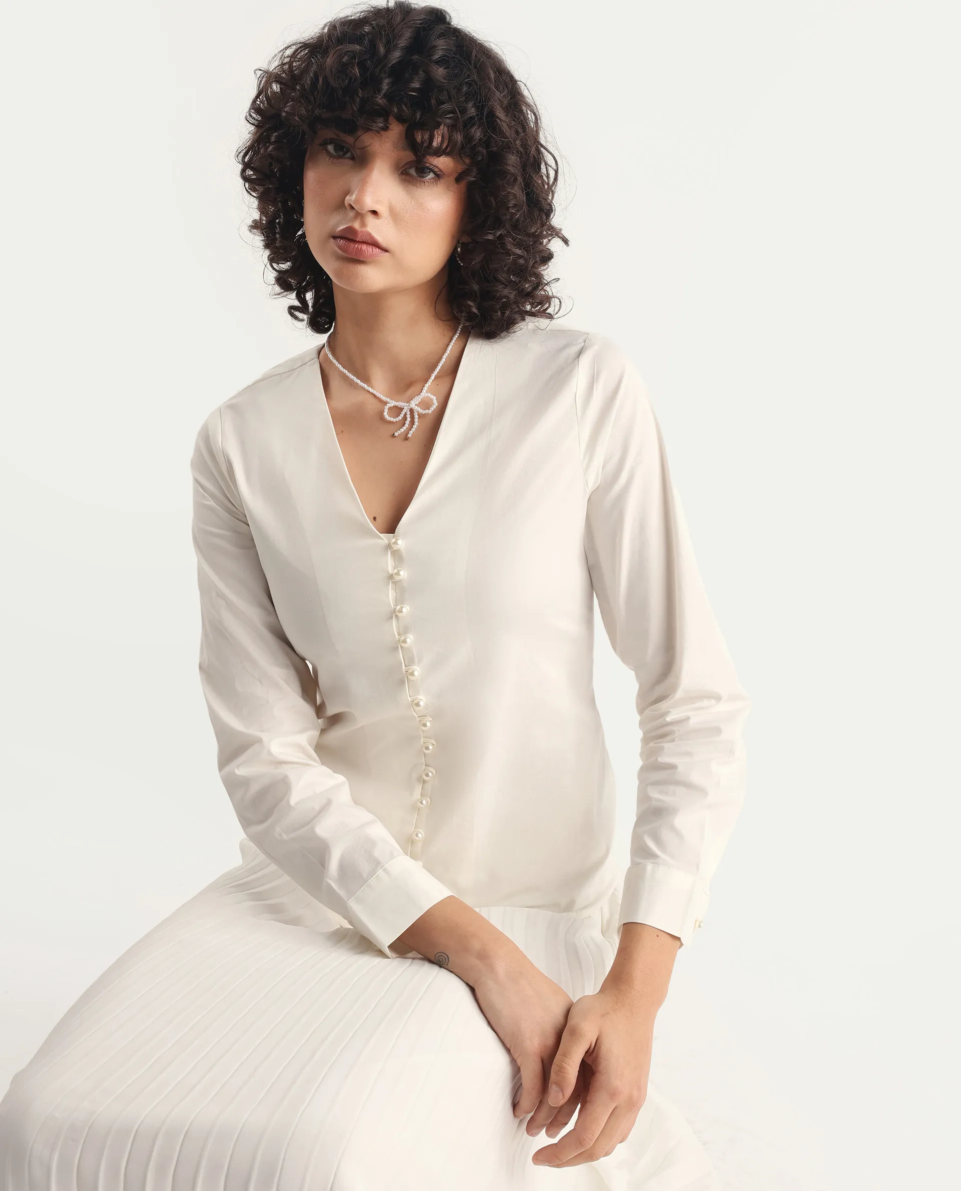 Rareism Women's Starbs Off White Cotton V-Neck Plain Cuffed Sleeve Regular Fit Top
