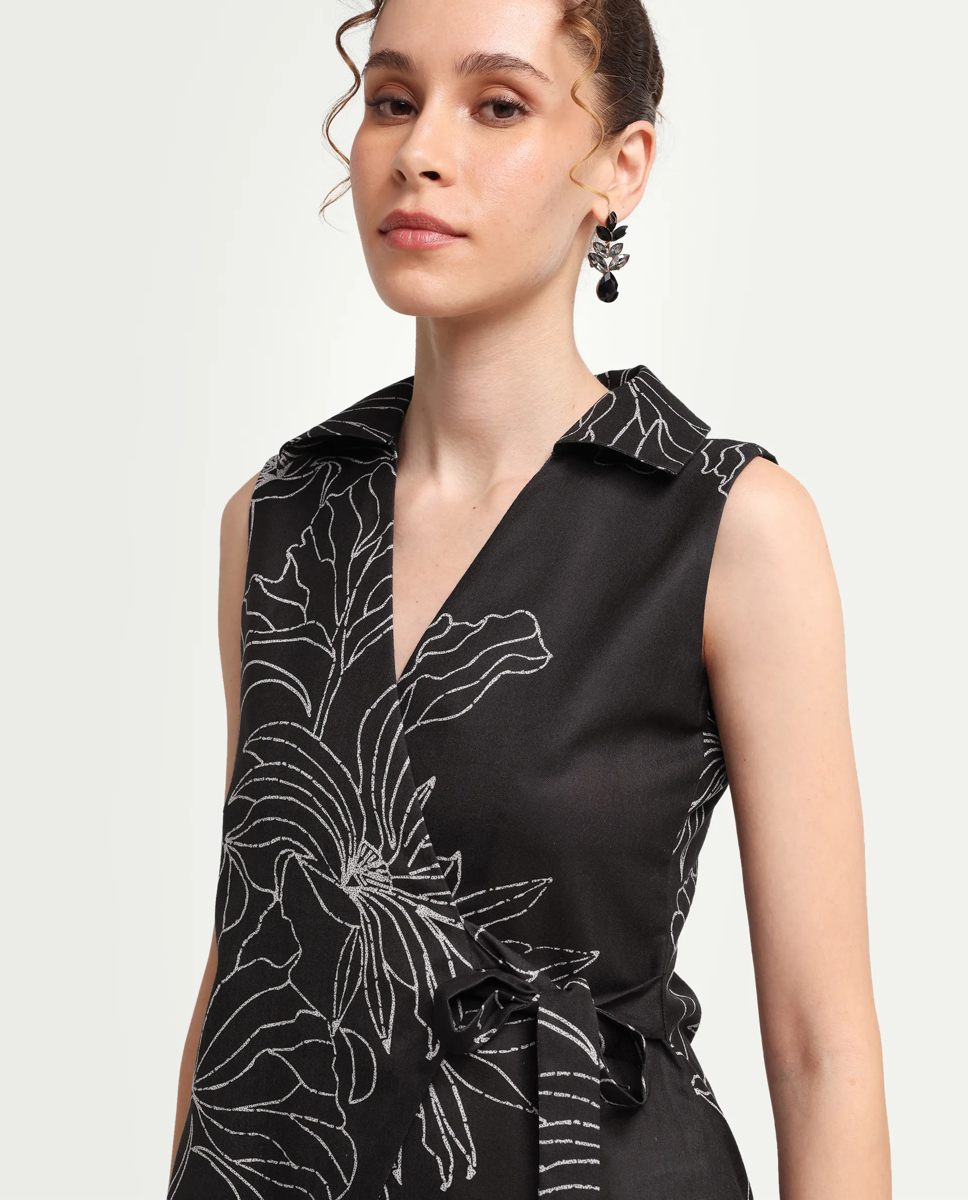 Rareism Women's Vanfu Black Polyester Sleeveless Regular Fit Floral Print Top - Image 4