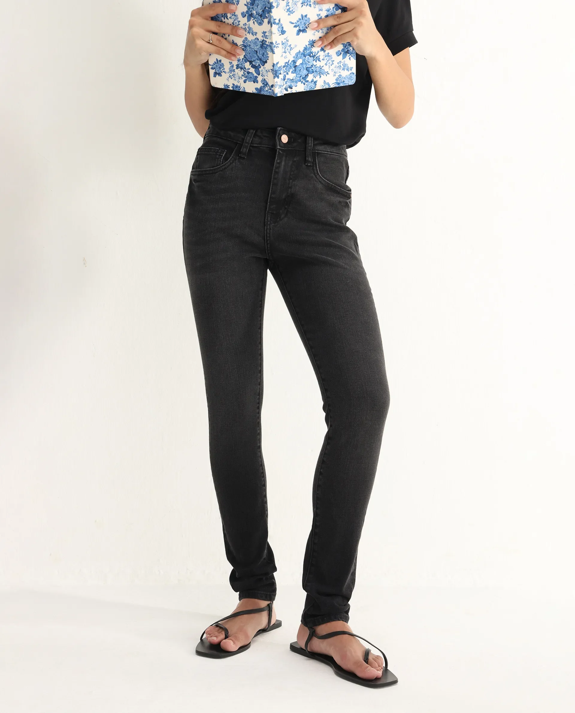 Rareism Women's Zingy Black Cotton Blend Plain Ankle Length Sleek Skinny Fit Jeans - Image 2